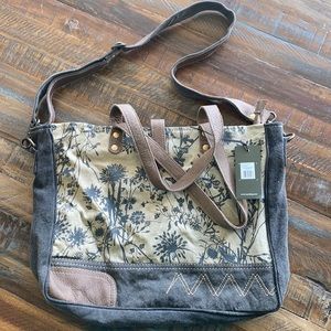 NWT Myra The Mystique Messenger Bag